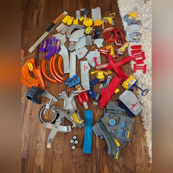 Hot wheels , multiple hot wheels tracks and accessories $700 mrsp 2 Lots - Picture 3 of 11